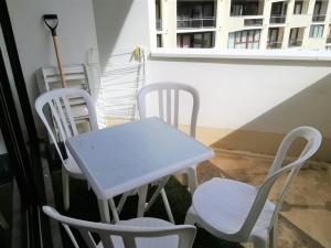 einen weißen Tisch und Stühle auf dem Balkon in der Unterkunft Studio Isola 2000, 1 pièce, 4 personnes - FR-1-292-75 in Isola 2000