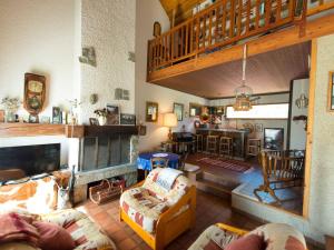 ein Wohnzimmer mit Couch und Kamin in der Unterkunft Grande villa familiale à Briançon, 6 pièces, 14 pers., jardin, terrasse, parking couvert et wifi - FR-1-330C-71 in Briançon + 9 Fotos