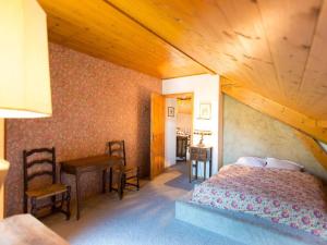 1 dormitorio con cama y techo de madera en Maison Briançon, 6 pièces, 14 personnes - FR-1-330C-71, en Briançon