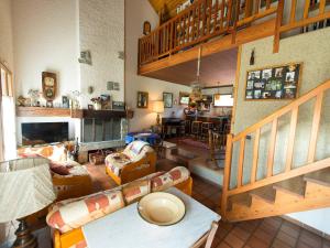 sala de estar con sofá y escalera en Maison Briançon, 6 pièces, 14 personnes - FR-1-330C-71, en Briançon