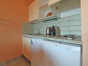 Appartement Montvalezan-La Rosière, 3 pièces, 6 personnes - FR-1-398-601にあるキッチンまたは簡易キッチン