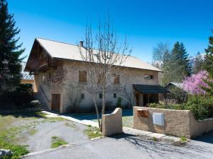 una casa con un árbol delante de ella en Maison Briançon, 6 pièces, 14 personnes - FR-1-330C-71, en Briançon