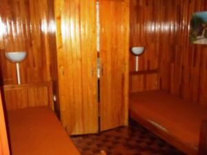 Les EstarisにあるAppartement Orcières Merlette, 3 pièces, 8 personnes - FR-1-262-147のベッド2台が備わる木製の壁の小さな客室です。