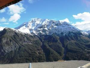 una montaña cubierta de nieve con árboles delante de ella en Appartement 3 pièces, 8 pers - Proche commerces et pistes à Orcières Merlette - FR-1-262-147, en Les Estaris