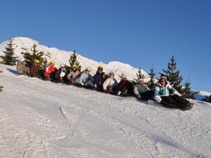Un grupo de personas sentadas en la cima de una pendiente cubierta de nieve. en Appartement 3 pièces, 8 pers - Proche commerces et pistes à Orcières Merlette - FR-1-262-147, en Les Estaris 3 fotos más