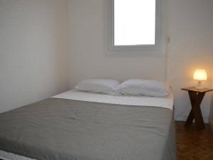 Кровать или кровати в номере Appartement Saint-Cyprien, 2 pièces, 4 personnes - FR-1-225D-440