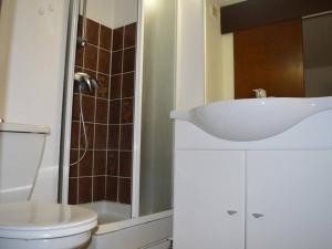 uma casa de banho com um lavatório branco e um WC. em Appartement Saint-Cyprien, 2 pièces, 4 personnes - FR-1-225D-440 em Saint-Cyprien-Plage
