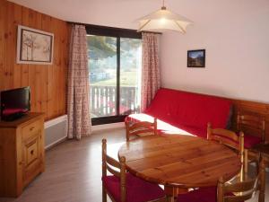 a room with a table and a bed and a window at Appartement Les Orres, 2 pièces, 5 personnes - FR-1-322-280 in Les Orres