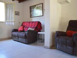 uma sala de estar com dois sofás e um sofá em Maison Argelès-sur-Mer, 5 pièces, 7 personnes - FR-1-225-460 em Argelès-sur-Mer