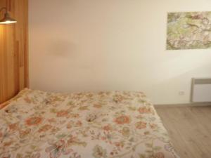 um quarto com uma cama com colcha floral em Appartement Les Orres, 2 pièces, 5 personnes - FR-1-322-280 em Les Orres