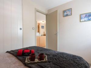 - une chambre dotée d'un lit avec des tasses et un miroir dans l'établissement Appartement Saint-Lary-Soulan, 2 pièces, 4 personnes - FR-1-296-138, à Saint-Lary-Soulan