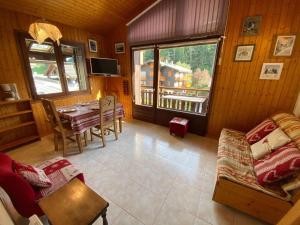 - un salon avec une table et une salle à manger dans l'établissement Appartement Le Grand-Bornand, 1 pièce, 5 personnes - FR-1-241-165, au Grand-Bornand