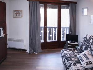 Μια τηλεόραση ή/και κέντρο ψυχαγωγίας στο Studio avec balcon et parking proche des pistes - FR-1-322-282