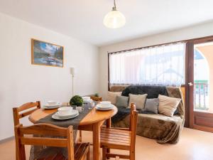 uma sala de estar com uma mesa e um sofá em Appartement Saint-Lary-Soulan, 2 pièces, 6 personnes - FR-1-296-154 em Saint-Lary-Soulan