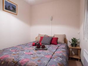 um quarto com uma cama com uma garrafa em Appartement Saint-Lary-Soulan, 2 pièces, 6 personnes - FR-1-296-154 em Saint-Lary-Soulan