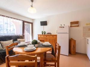 uma cozinha e sala de jantar com uma mesa e um frigorífico em Appartement Saint-Lary-Soulan, 2 pièces, 6 personnes - FR-1-296-154 em Saint-Lary-Soulan