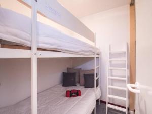 サン・ラリー・スランにあるAppartement Saint-Lary-Soulan, 2 pièces, 4 personnes - FR-1-296-139のベッドルーム1室(二段ベッド2組、赤いバックパック付)