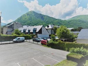 a town with cars parked in a parking lot at Appartement Saint-Lary-Soulan, 2 pièces, 6 personnes - FR-1-296-154 in Saint-Lary-Soulan