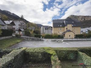 サン・ラリー・スランにあるAppartement Saint-Lary-Soulan, 2 pièces, 6 personnes - FR-1-296-156の山の家並みのある町の駐車場