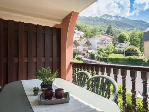 a table and chairs on a balcony with a view at Appartement Saint-Lary-Soulan, 2 pièces, 6 personnes - FR-1-296-155 in Saint-Lary-Soulan