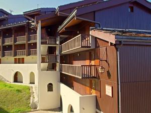 a building with balconies on the side of it at Appartement Valmorel, 2 pièces, 5 personnes - FR-1-291-802 in Valmorel