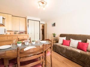 a living room with a table and a couch at Appartement Saint-Lary-Soulan, 2 pièces, 4 personnes - FR-1-296-174 in Saint-Lary-Soulan