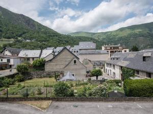 un village avec des maisons et des montagnes en arrière-plan dans l'établissement Appartement Saint-Lary-Soulan, 2 pièces, 4 personnes - FR-1-296-174, à Saint-Lary-Soulan