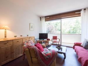 a living room with a couch and a tv at Appartement 6 pers, 3 chambres, proche centre et pistes, parking privé, balcon, tout confort - FR-1-296-176 in Saint-Lary-Soulan +11 photos