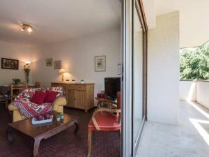 サン・ラリー・スランにあるAppartement Saint-Lary-Soulan, 5 pièces, 6 personnes - FR-1-296-176のリビングルーム(ソファ、テーブル付)