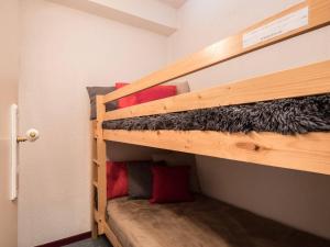 サン・ラリー・スランにあるAppartement Saint-Lary-Soulan, 2 pièces, 4 personnes - FR-1-296-195の赤い枕と二段ベッド2台が備わる客室です。