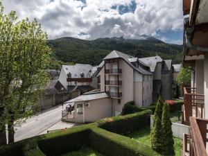 a view of a town with a building and a street at Appartement Saint-Lary-Soulan, 2 pièces, 4 personnes - FR-1-296-195 in Saint-Lary-Soulan