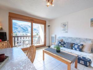 ein Wohnzimmer mit Sofa und Tisch in der Unterkunft Studio calme 4 pers avec parking, proche centre Saint Lary Soulan - FR-1-296-205 in Saint-Lary-Soulan + 8 Fotos