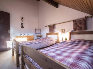 A bed or beds in a room at Appartement Saint-Lary-Soulan, 3 pièces, 4 personnes - FR-1-296-182