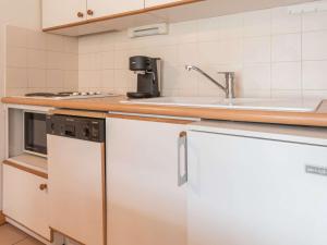 Appartement Briançon, 3 pièces, 6 personnes - FR-1-330C-14にあるキッチンまたは簡易キッチン