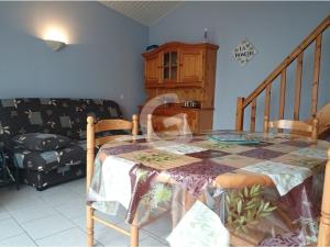 Posezení v ubytování Pavillon pour 4 à 150m de la plage et 500m du centre de La Tranche-sur-Mer, avec terrasse et garage - FR-1-357-48