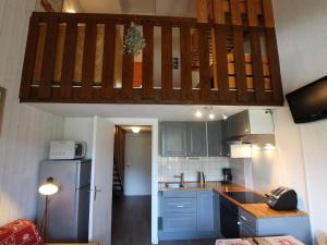 Le PoëtにあるAppartement Vallouise-La Casse, 2 pièces, 5 personnes - FR-1-330G-78の小さなキッチン(シンク、冷蔵庫付)