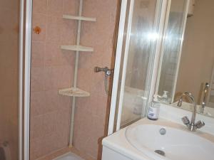 ein Bad mit einer Dusche und einem Waschbecken in der Unterkunft Appartement Cabourg, 2 pièces, 4 personnes - FR-1-465-21 in Cabourg