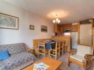 a living room with a couch and a kitchen at Appartement Le Monêtier-les-Bains, 5 pièces, 9 personnes - FR-1-330F-170 in Le Monêtier-les-Bains