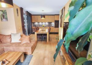 un soggiorno con divano e tavolo di Bel appartement avec parking souterrain sur place a Martigny-Ville