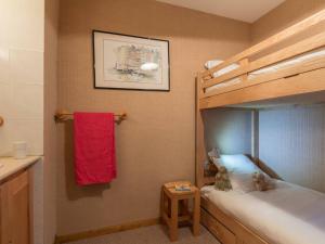 a bedroom with a bunk bed with a red towel at Appartement Le Monêtier-les-Bains, 5 pièces, 9 personnes - FR-1-330F-170 in Le Monêtier-les-Bains