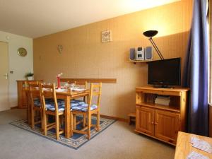 Le PoëtにあるAppartement Vallouise-La Casse, 2 pièces, 6 personnes - FR-1-330G-38のダイニングルーム(テーブル、椅子、テレビ付)