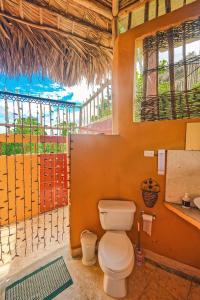 ein Bad mit WC in einem Zimmer in der Unterkunft Tropical Cottage En Eco Casa Algana in El Limón