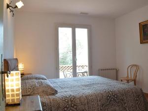 Schlafzimmer mit einem Bett und einem Fenster in der Unterkunft Maison Banyuls-sur-Mer, 5 pièces, 8 personnes - FR-1-225C-470 in Banyuls-sur-Mer