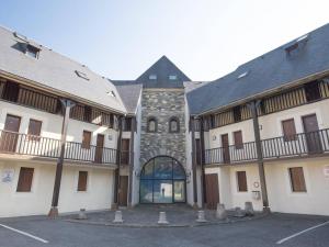 サン・ラリー・スランにあるAppartement Saint-Lary-Soulan, 2 pièces, 4 personnes - FR-1-296-223の大きな窓とバルコニーが備わる大きな建物です。