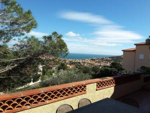 Vom Balkon eines Hauses genießen Sie Meerblick. in der Unterkunft Maison Banyuls-sur-Mer, 5 pièces, 8 personnes - FR-1-225C-470 in Banyuls-sur-Mer