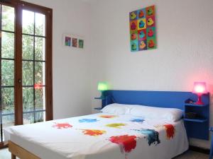ein Schlafzimmer mit einem Bett mit einer bunten Decke in der Unterkunft Maison Port-la-Nouvelle, 4 pièces, 8 personnes - FR-1-229C-28 in Port-la-Nouvelle