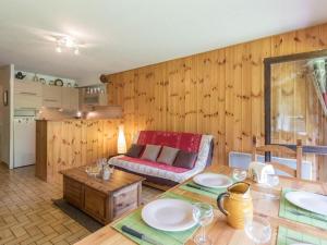 ル・モネティエ・レ・バンにあるAppartement Le Monêtier-les-Bains, 3 pièces, 6 personnes - FR-1-330F-27のリビングルーム(テーブル、ソファ付)