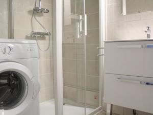 ein Bad mit einer Waschmaschine und einer Dusche in der Unterkunft Maison Port-la-Nouvelle, 4 pièces, 8 personnes - FR-1-229C-28 in Port-la-Nouvelle