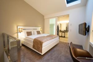 a hotel room with a bed and a desk at INNSiDE by Meliá Dresden in Dresden