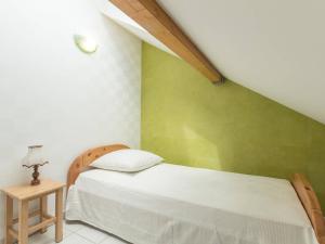 Una cama o camas en una habitación de Appartement Briançon, 2 pièces, 5 personnes - FR-1-330C-34